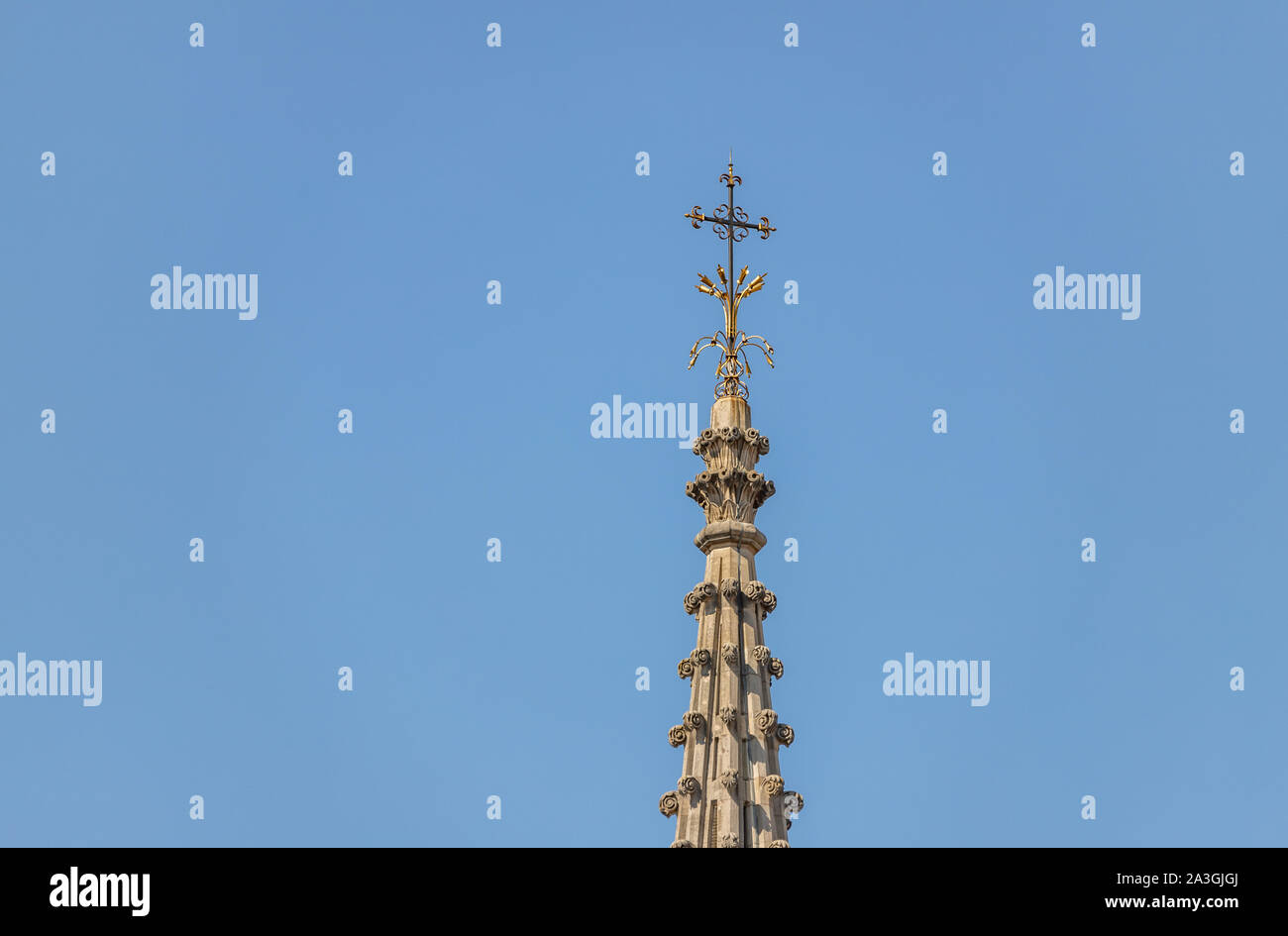 Elementi dorati e ferro battuto della croce sulla sommità del Saint Epvre Basilica, Francia Foto Stock