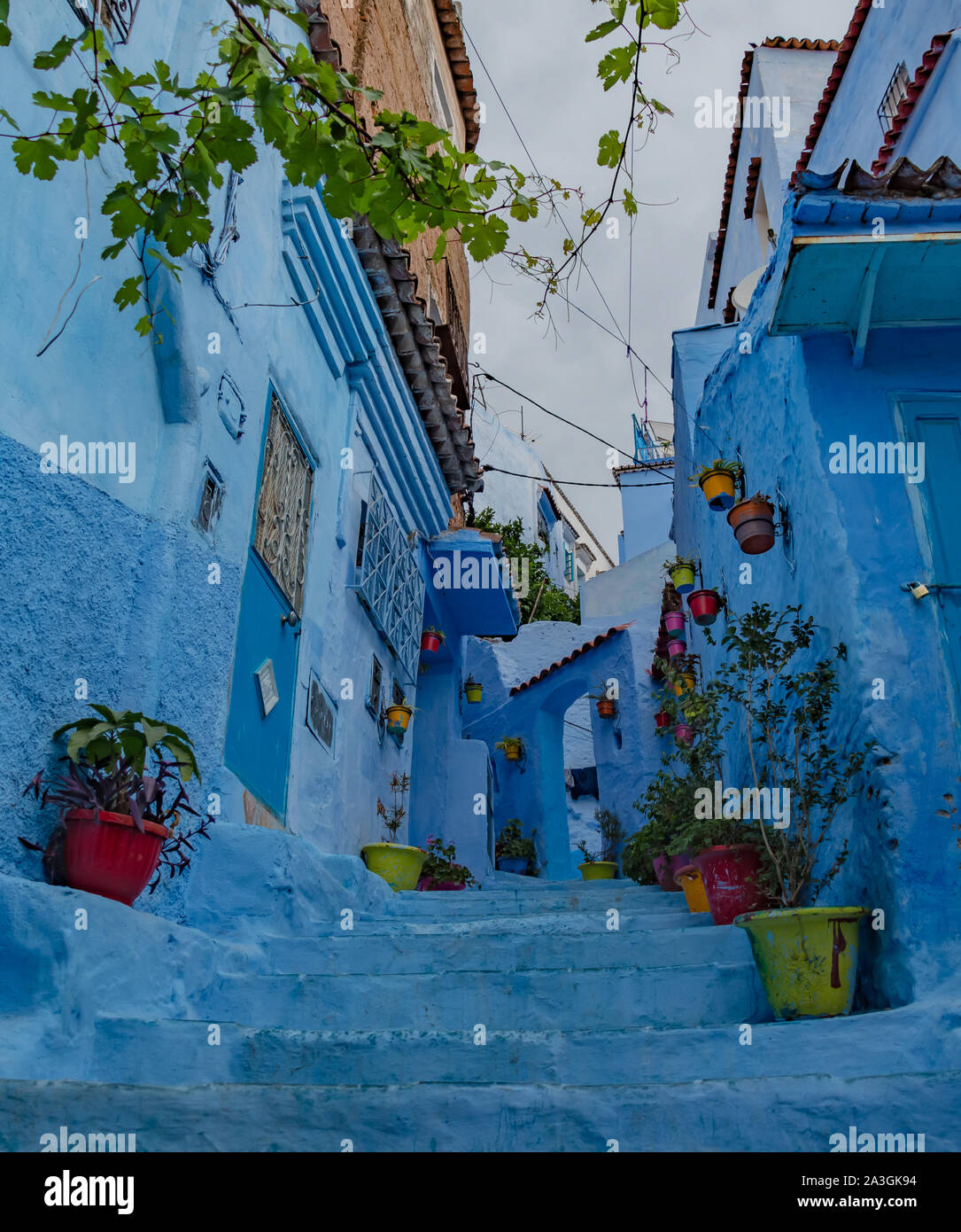 Immagine di un vicolo di blu a Chefchaouen. Foto Stock