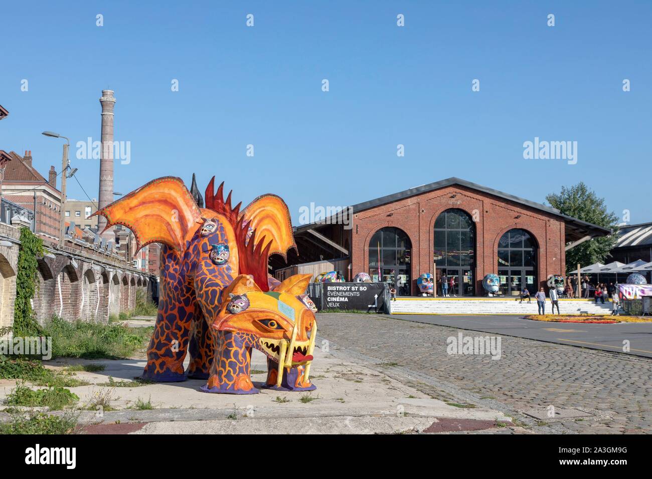 Francia, Nord, Lille, Esplanade della stazione Saint Sauveur in montagna con un Tapete (giant effimero jaguar), il lavoro contemporaneo di artisti messicani Foto Stock