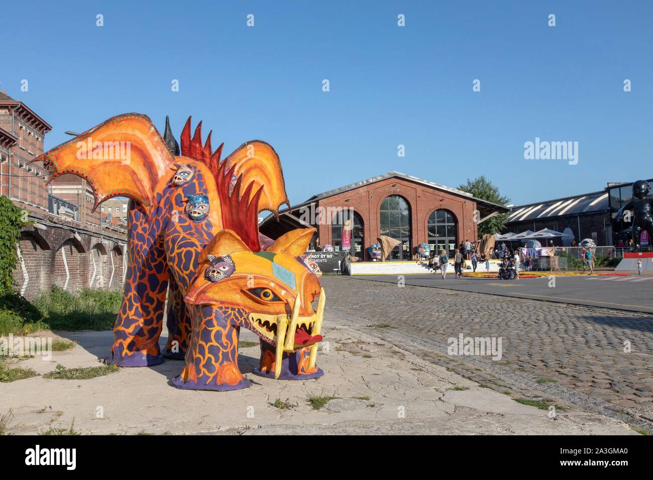 Francia, Nord, Lille, Esplanade della stazione Saint Sauveur in montagna con un Tapete (giant effimero jaguar), il lavoro contemporaneo di artisti messicani Foto Stock