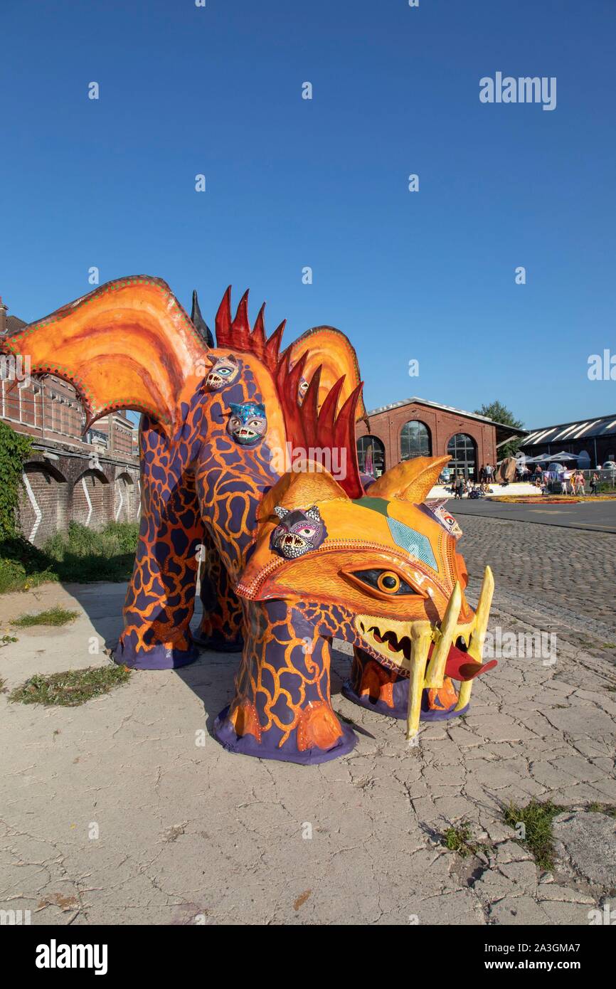 Francia, Nord, Lille, Esplanade della stazione Saint Sauveur in montagna con un Tapete (giant effimero jaguar), il lavoro contemporaneo di artisti messicani Foto Stock