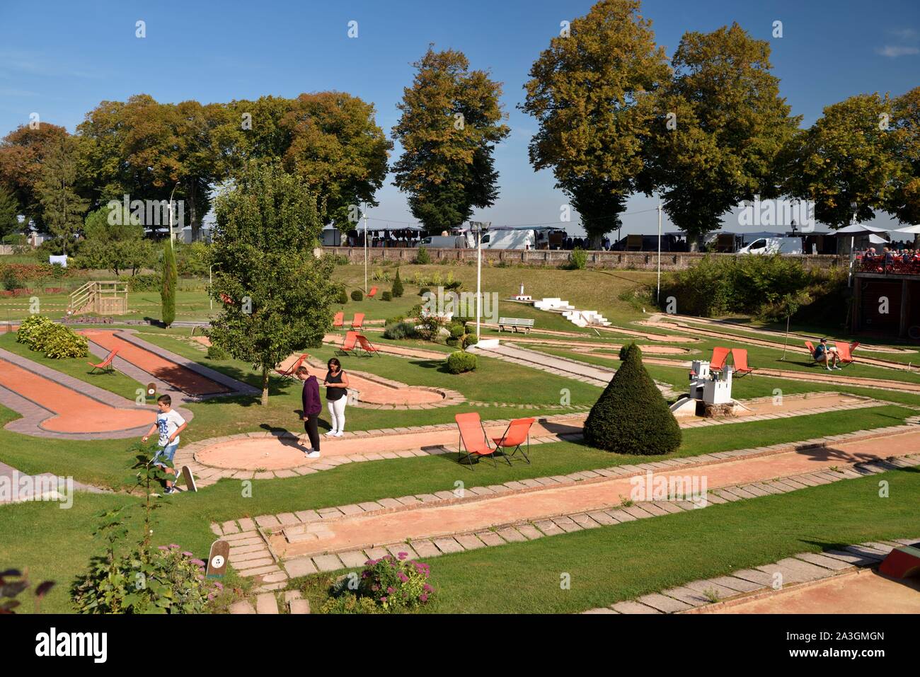 Francia, Somme, Baia di Somme, Saint Valery sur Somme, tre persone a giocare a mini-golf Foto Stock