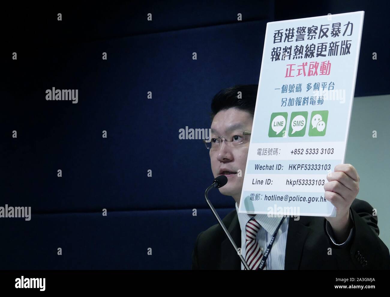 Hong Kong. 8 Ott, 2019. Il sovrintendente di Senior Chan Chi-yung dei sistemi di informazione ala della polizia di Hong Kong ha vigore visualizza nuovo anti-violenza hotlines in una conferenza stampa nel sud della Cina di Hong Kong, Ottobre 8, 2019. Per andare con 'rivoltosi girare più barbaro in Hong Kong, 2,363 sospetti arrestati negli ultimi 4 mesi: polizia' Credit: Wang Shen/Xinhua/Alamy Live News Foto Stock