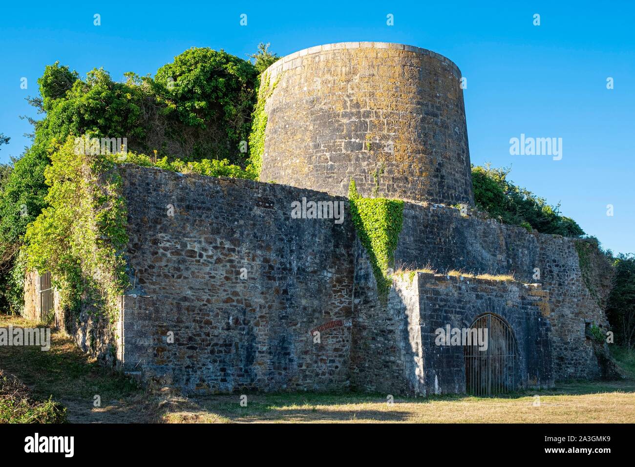 Francia, Finisterre, Armorica Parco Naturale Regionale, Crozon Penisola, Rozan fornace di calce costruito nel 1839 Foto Stock