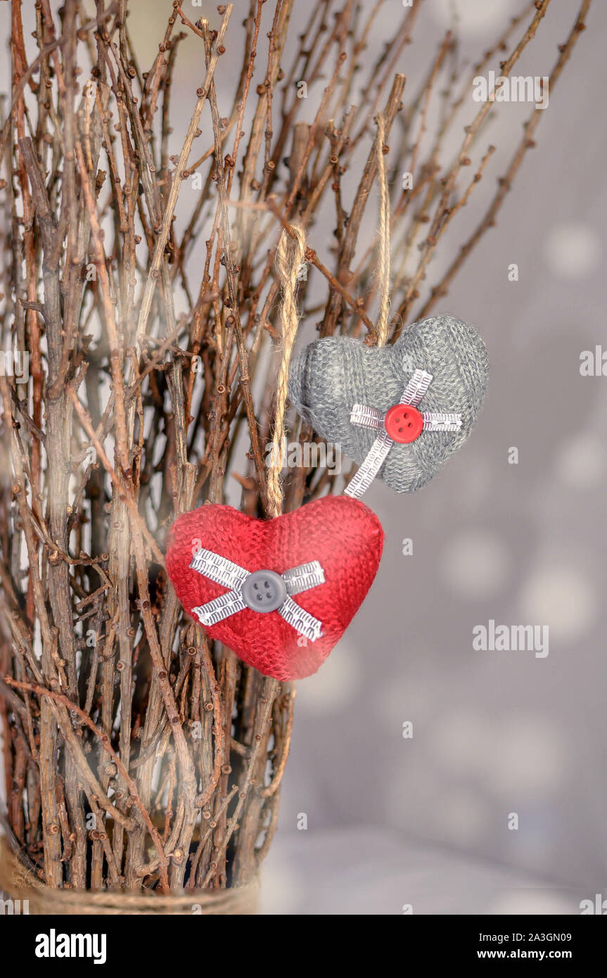 Appendere rosso metallo decorato cuori simbolici di amore e romanticismo  per Natale, Anniversario o il giorno di San Valentino, vista ravvicinata  Foto stock - Alamy