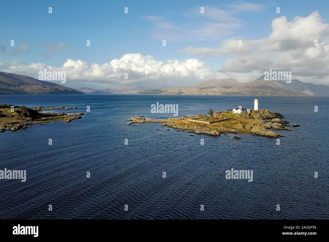 Regno Unito, Scozia, altopiani, Ebridi, Isola di Skye, Sleat Peninsula, Sleat Strait Ornsay Isola, Ornsay Faro (vista aerea) Foto Stock