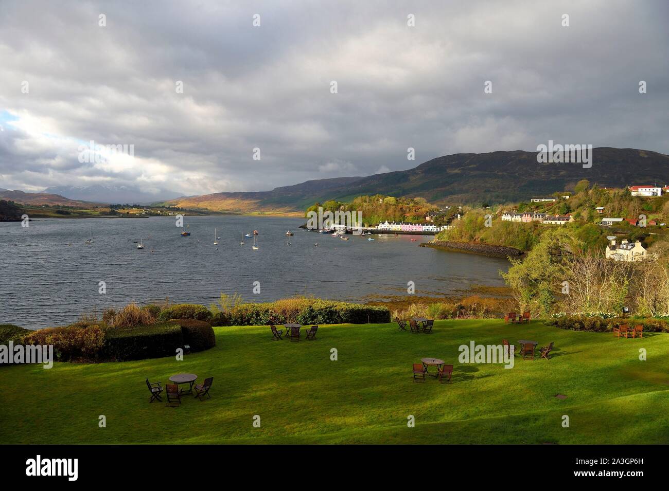 Regno Unito, Scozia, altopiani, Ebridi, Isola di Skye, del porto di pesca di Portree visto dalla Cuillin Hills Hotel Foto Stock