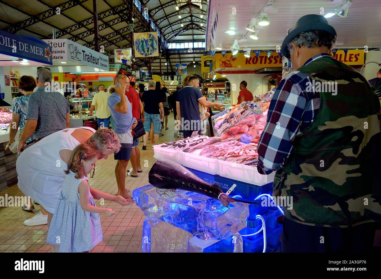Francia, Aude, Narbonne, il mercato coperto, pescheria Foto Stock