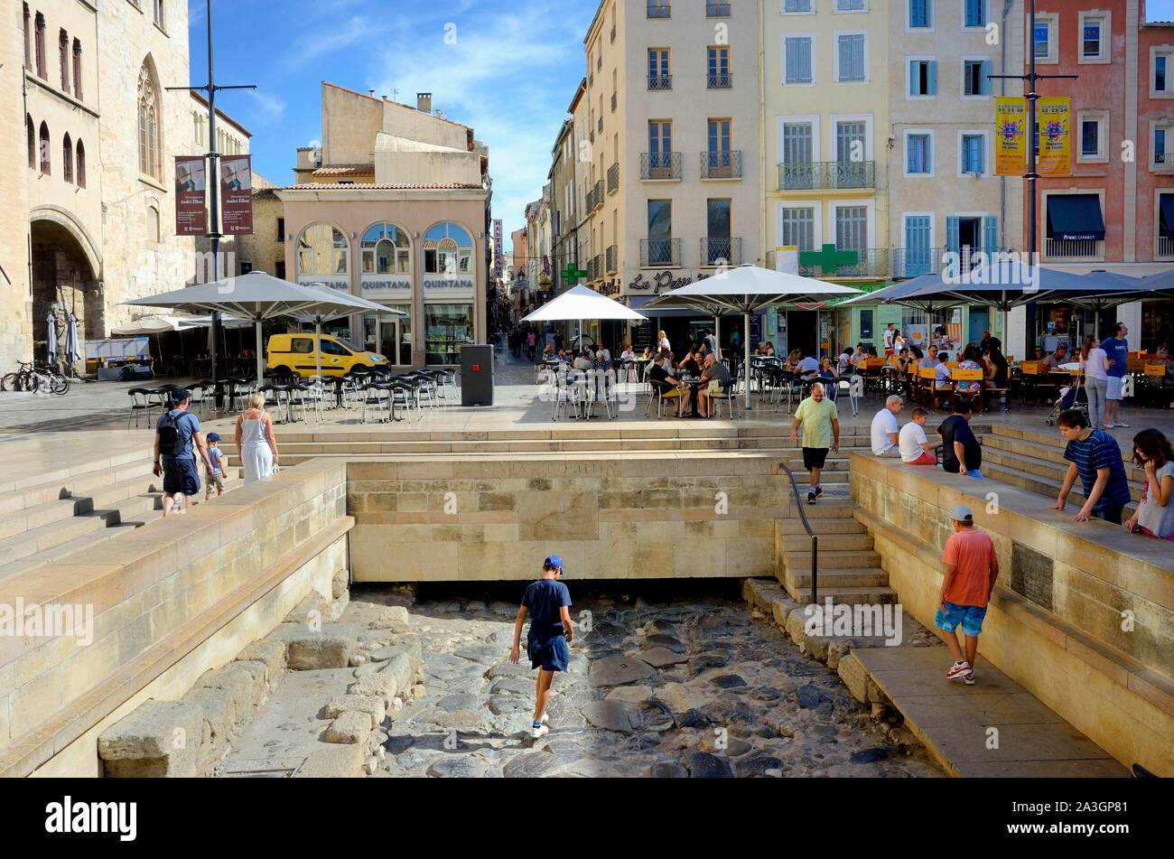 Francia, Aude, Narbonne, Place de l'Hotel de Ville, resti della Via Domitia in corrispondenza del fondo del Palais des Archeveques (gli Arcivescovi Palace) Foto Stock