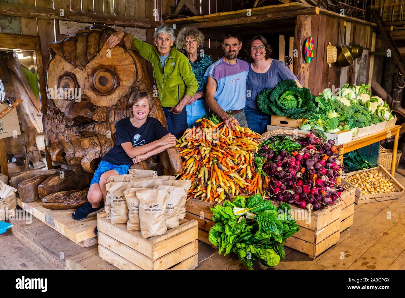 La Svezia, nella contea di Vastra Gotaland, Hokerum, Ulricehamn borgo, Rochat relazione familiare, mercoledì giorno di mercato al negozio della fattoria da 4 pm, famiglia riunita prima di aprire Foto Stock