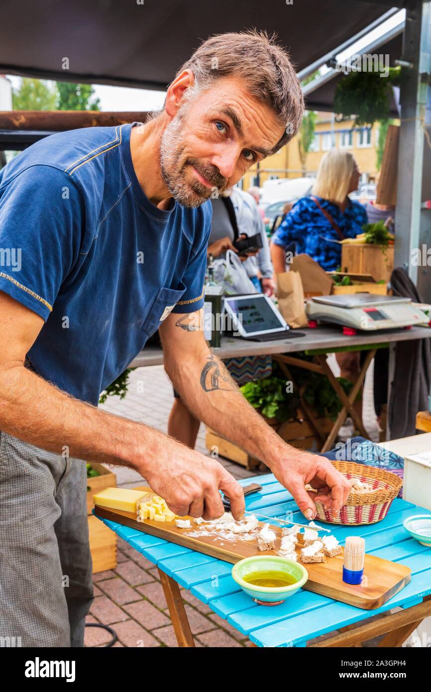 La Svezia, nella contea di Vastra Gotaland, Hokerum, Ulricehamn borgo, Rochat relazione familiare, giorno di mercato, Pierre alla degustazione di formaggi francesi che vendono Foto Stock