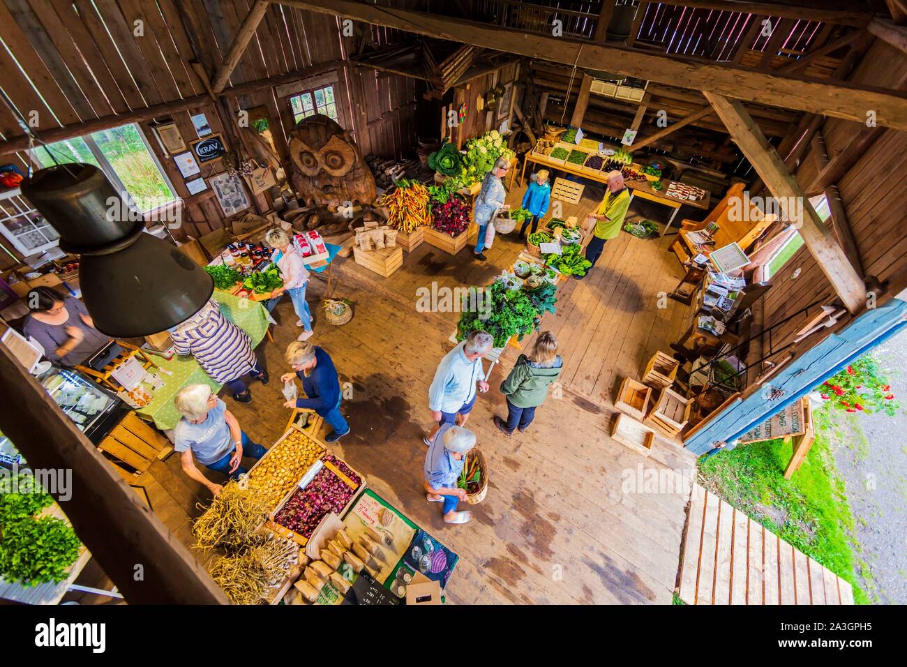 La Svezia, nella contea di Vastra Gotaland, Hokerum, Ulricehamn borgo, Rochat relazione familiare, mercoledì giorno di mercato al negozio della fattoria da 4 pm Foto Stock