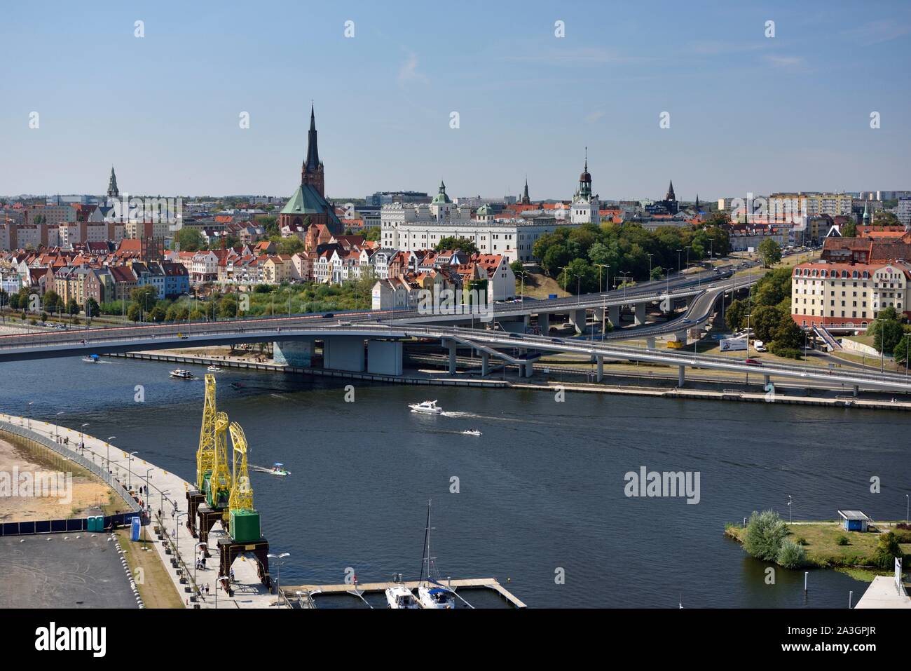 La Polonia, la Pomerania occidentale, Smolecin (Stettino), Oder river docks turistica (Piast Boulevard) con la città vecchia e sullo sfondo il castello dei duchi di Pomerania Foto Stock