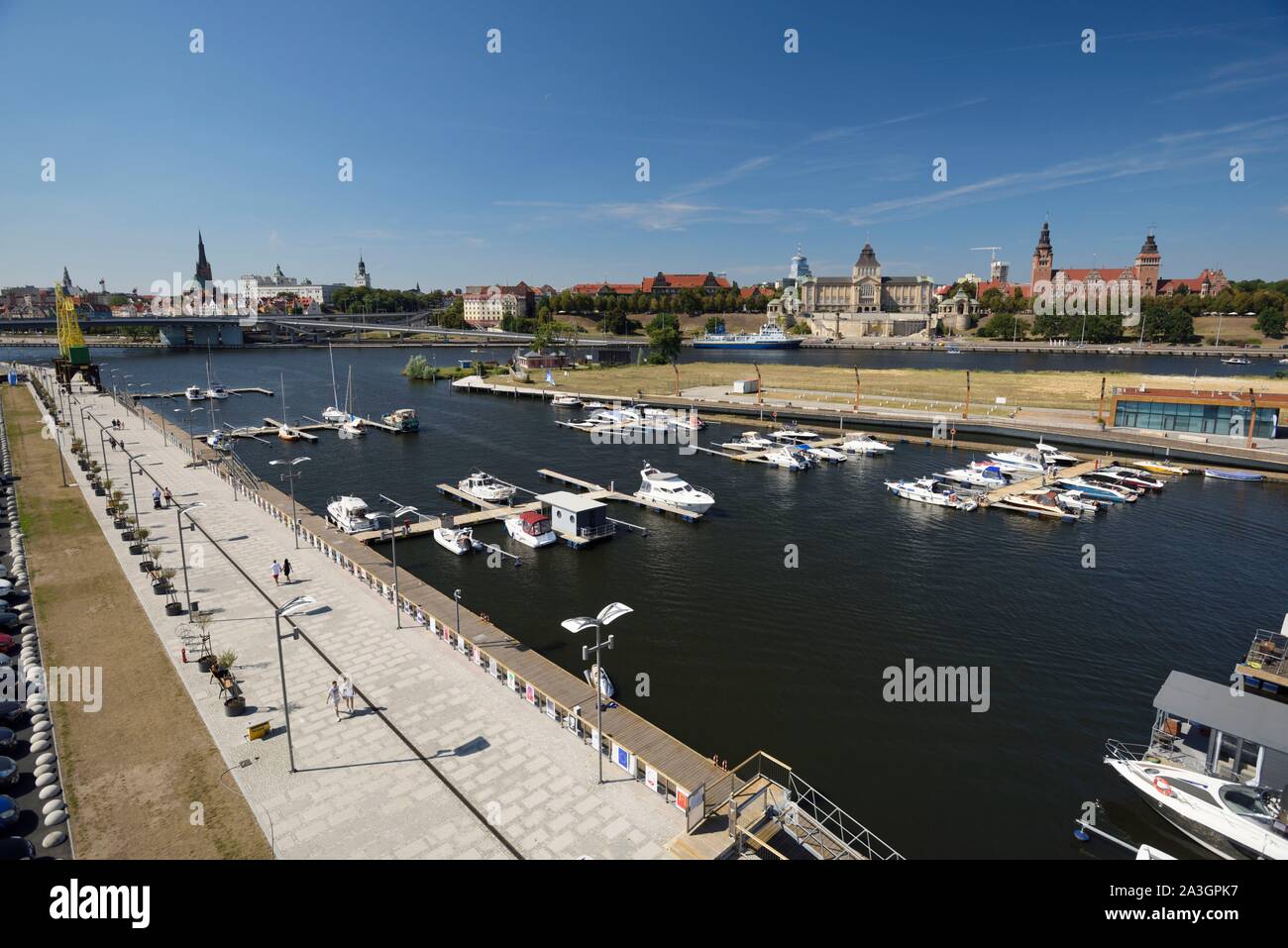 La Polonia, la Pomerania occidentale, Smolecin (Stettino), Oder area turistica della Marina e isola di Grodzka, porto sul fiume Oder e i bastioni Chrobry chiamato dal mio Boleslao il Prode, primo re polacco, Boleslao I Chrobry, con gli edifici del Museo Nazionale, il teatro e la costruzione del dipartimento (Western Pomerania voivodato) Foto Stock