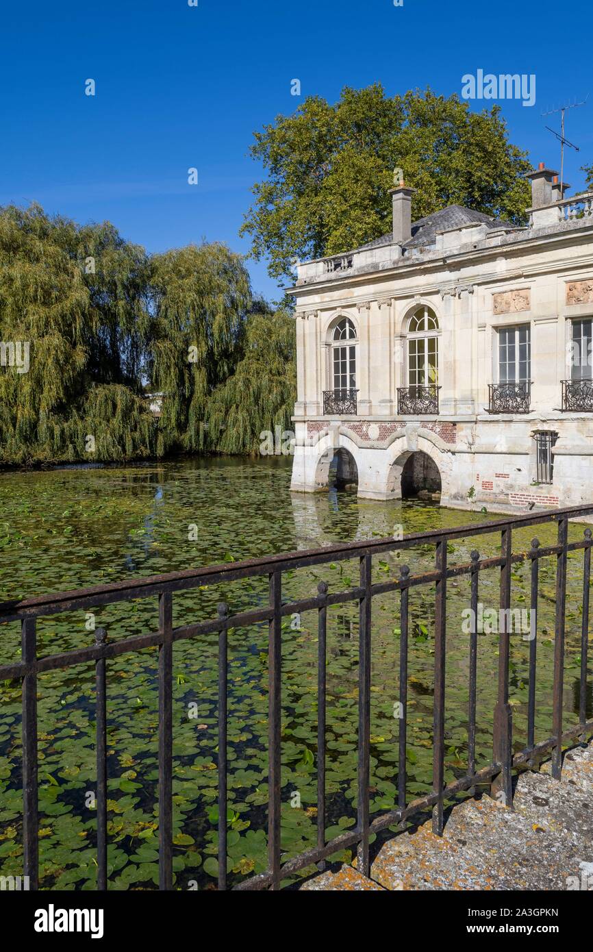 Francia, Oise, Ricquebourg castello, con il suo stile Eiffel bridge Foto Stock