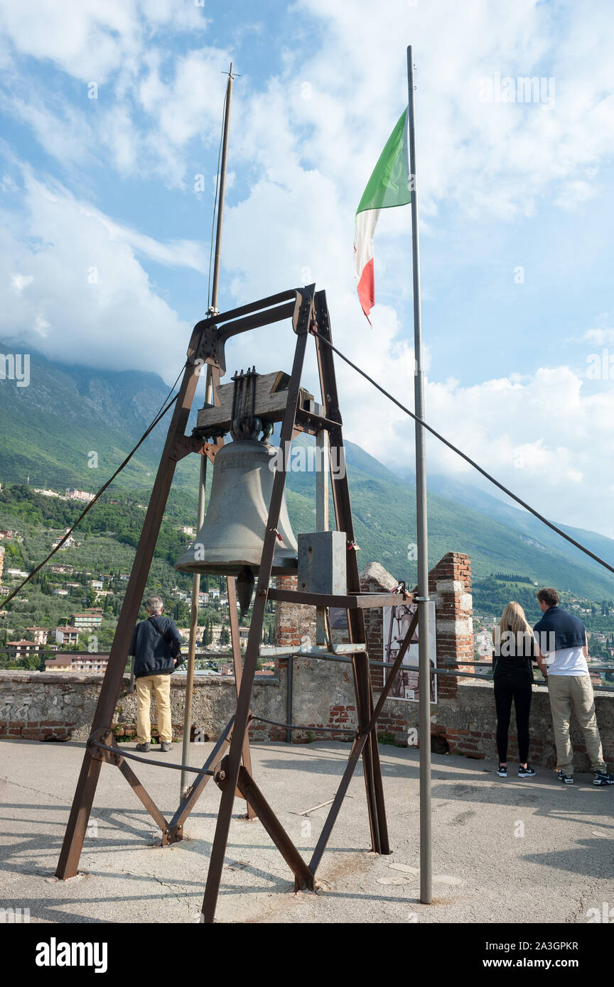 Città campana fusa in 1442, Castello scaligero di Malcesine, provincia di Verona, regione Veneto, Italia Foto Stock