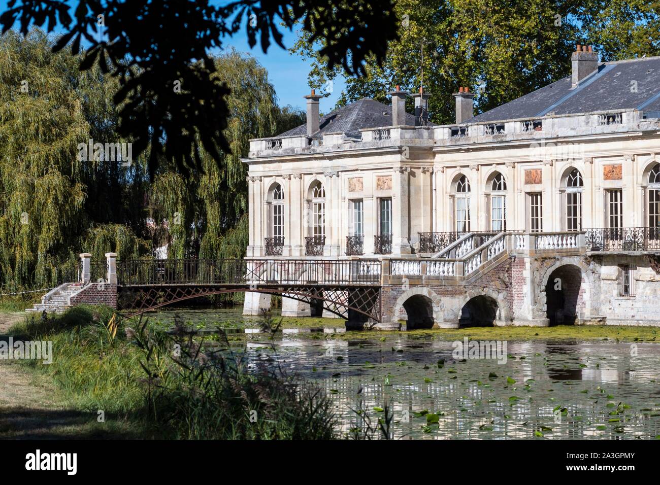 Francia, Oise, Ricquebourg castello, con il suo stile Eiffel bridge Foto Stock