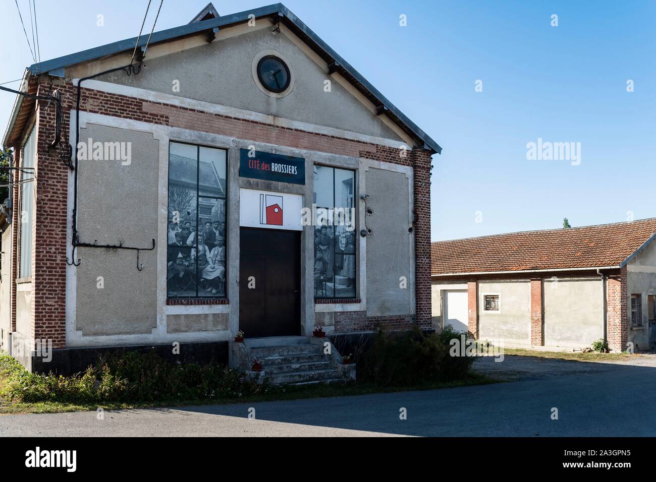 Francia, Oise, Tracy Mont village, Cite des Brossiers, edificio principale del sito, edificio di orologio Foto Stock