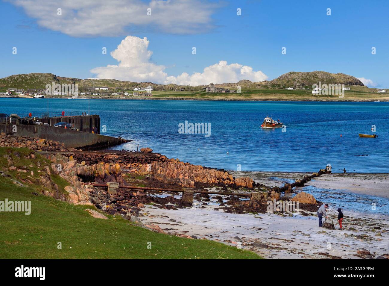 Regno Unito, Scozia, Highland, Ebridi Interne, il Ross di Mull nell estremo sud-ovest dell'isola di Mull, Fionnphort e di fronte l'isola di Iona abbazia dal mare Foto Stock