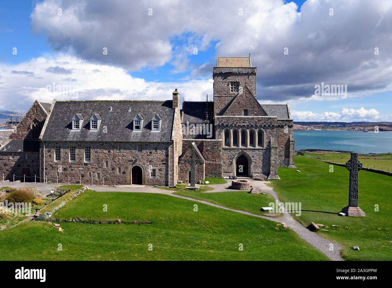 Regno Unito, Scozia, Highland, Ebridi Interne, Isola di Iona di fronte all isola di Mull e Iona abbazia fondata da San Colombano nel VI secolo e San Martin's traversa sulla destra Foto Stock