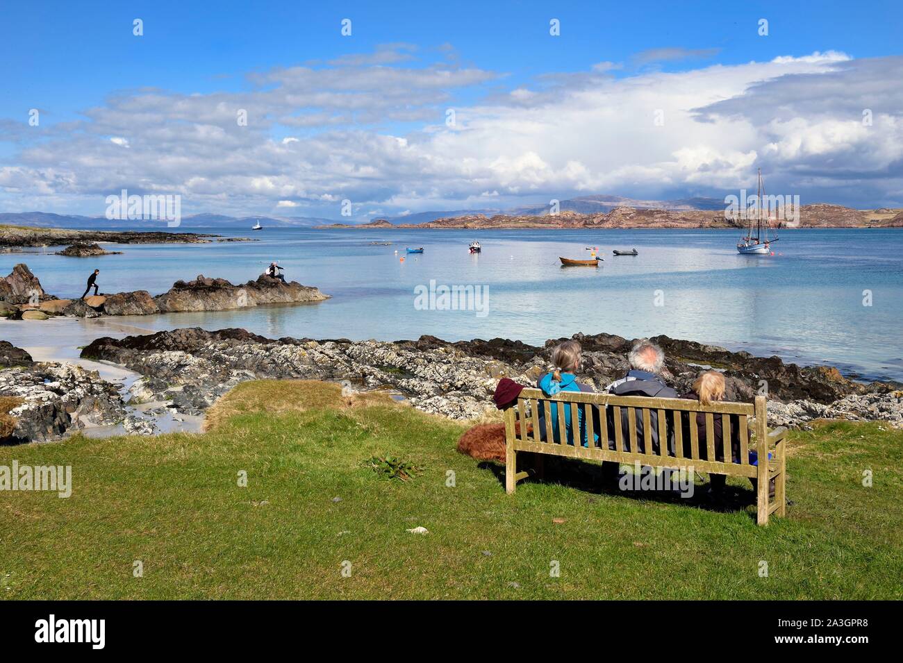 Regno Unito, Scozia, Highland, Ebridi Interne, rocce e spiaggia di sabbia sul isola di Iona rivolta verso il Ross di Mull Foto Stock