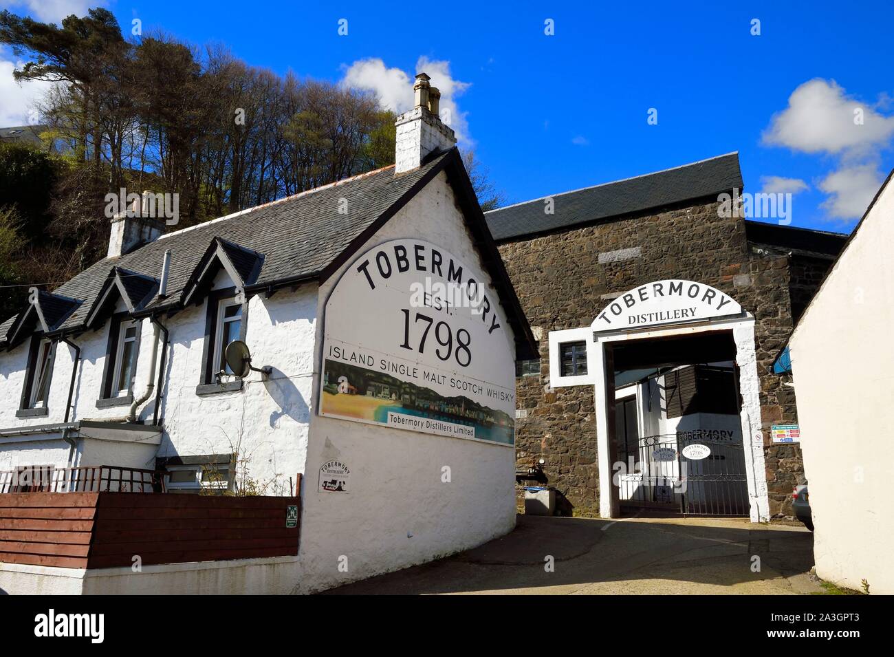 Regno Unito, Scozia, Highland, Ebridi Interne, Isle of Mull, il capoluogo Tobermory, distilleria di whisky Foto Stock