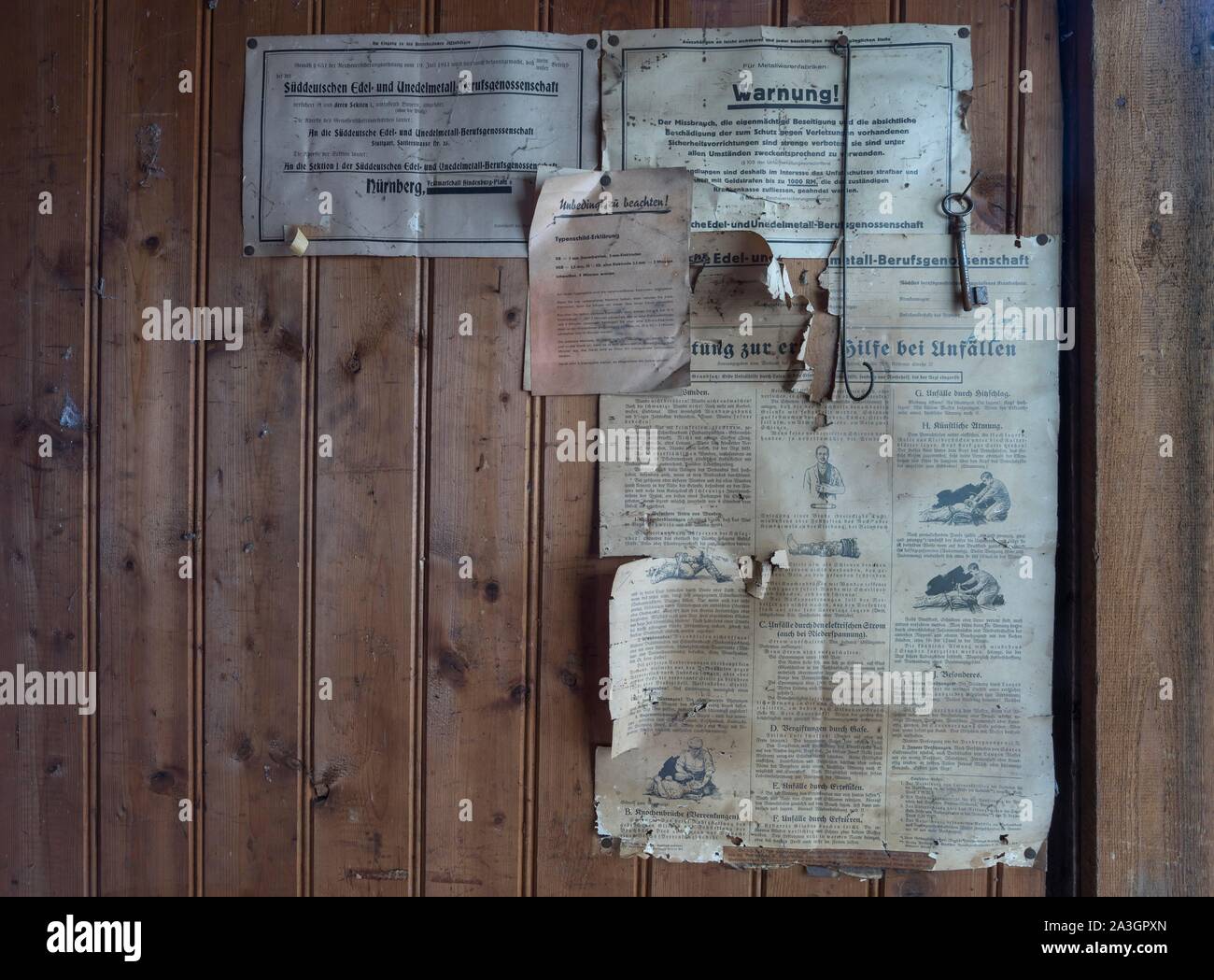 Informazioni da dei datori di lavoro in materia di assicurazioni e responsabilità su una parete in legno, storico workshop intorno al 1930, Media Franconia, Baviera, Germania Foto Stock