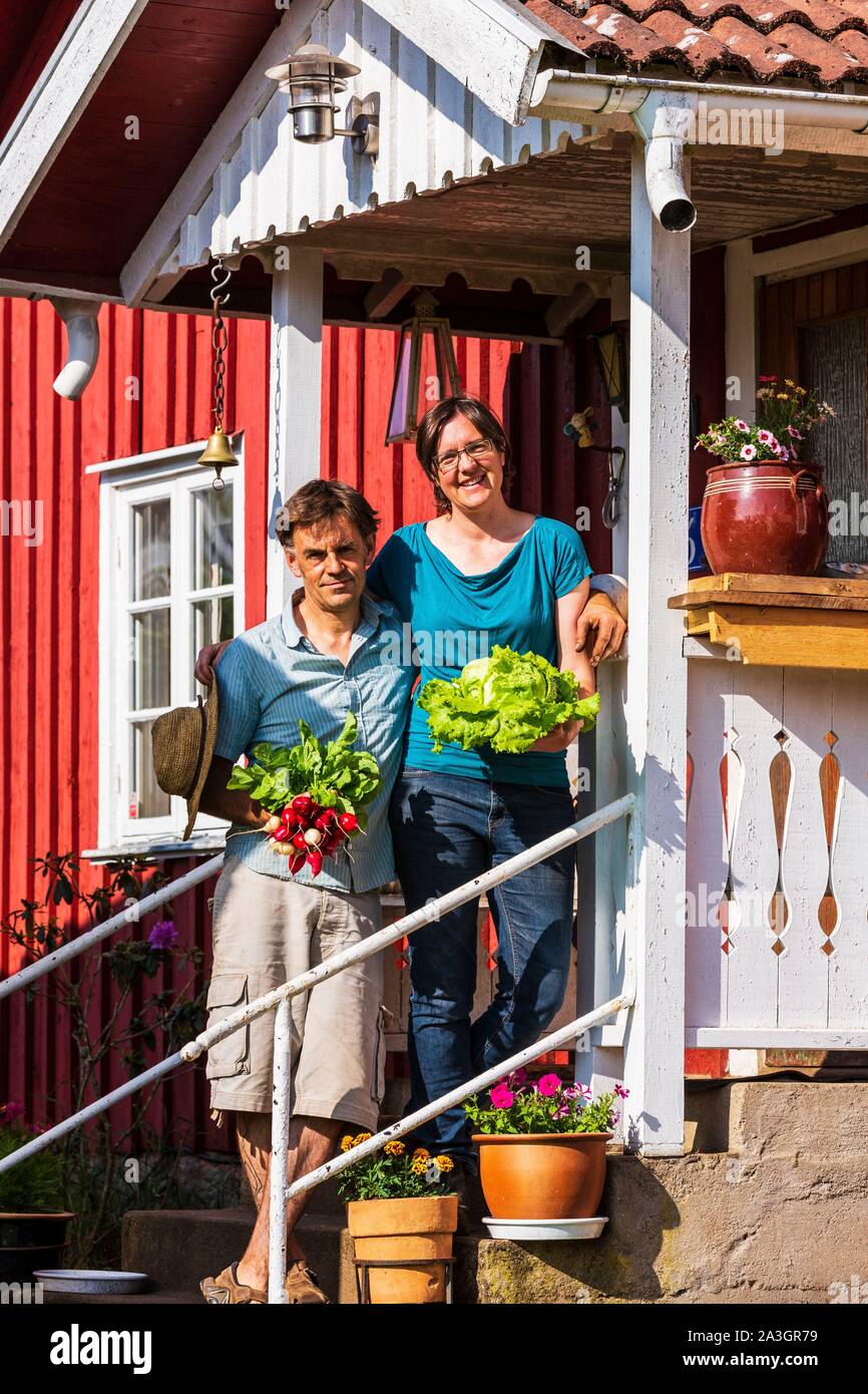 La Svezia, nella contea di Vastra Gotaland, Hokerum, Ulricehamn borgo, Rochat relazione familiare, davanti casa con Pierre e Sonia Foto Stock