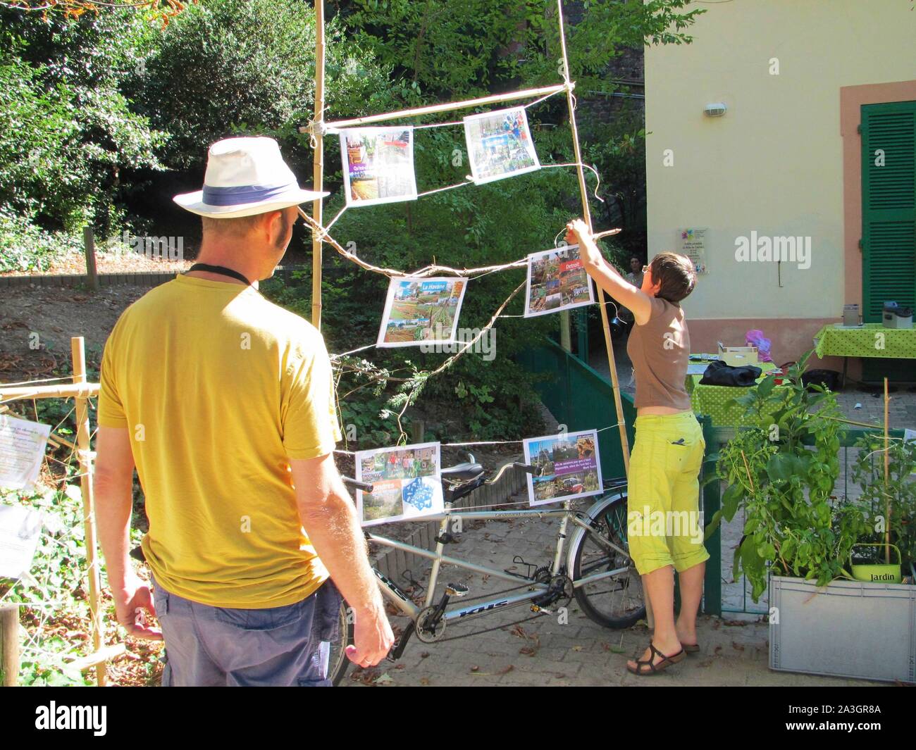 La Svezia, nella contea di Vastra Gotaland, Hokerum, Ulricehamn borgo, Rochat relazione familiare, Sonia attiva nella sua urbano associazione di giardinaggio Foto Stock