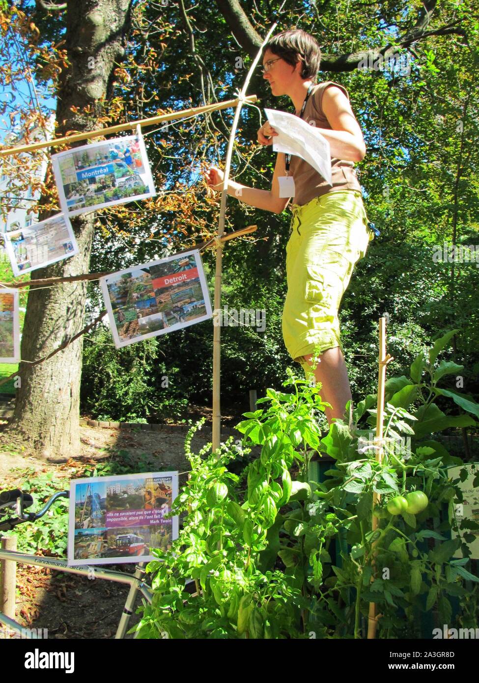 La Svezia, nella contea di Vastra Gotaland, Hokerum, Ulricehamn borgo, Rochat relazione familiare, Sonia attiva nella sua urbano associazione di giardinaggio Foto Stock