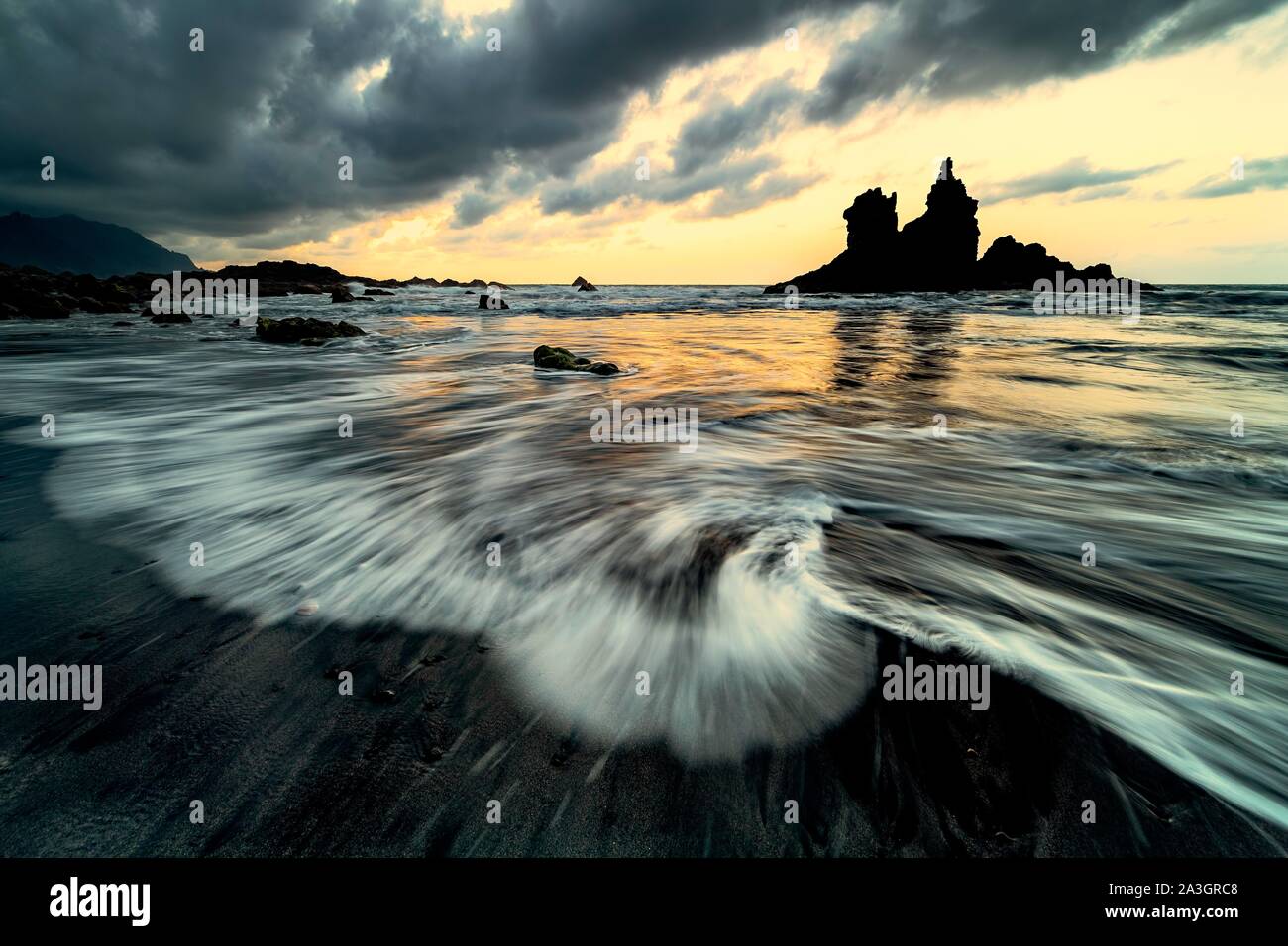 Cloud drammatica atmosfera con formazione di roccia al tramonto sulla spiaggia di Playa de Benijo, Isola Canarie, Tenerife, Spagna Foto Stock