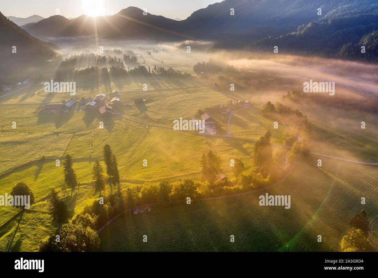 Sunrise con terra della nebbia, Jachenau, Isarwinkel, vista aerea, Alta Baviera, Baviera, Germania Foto Stock