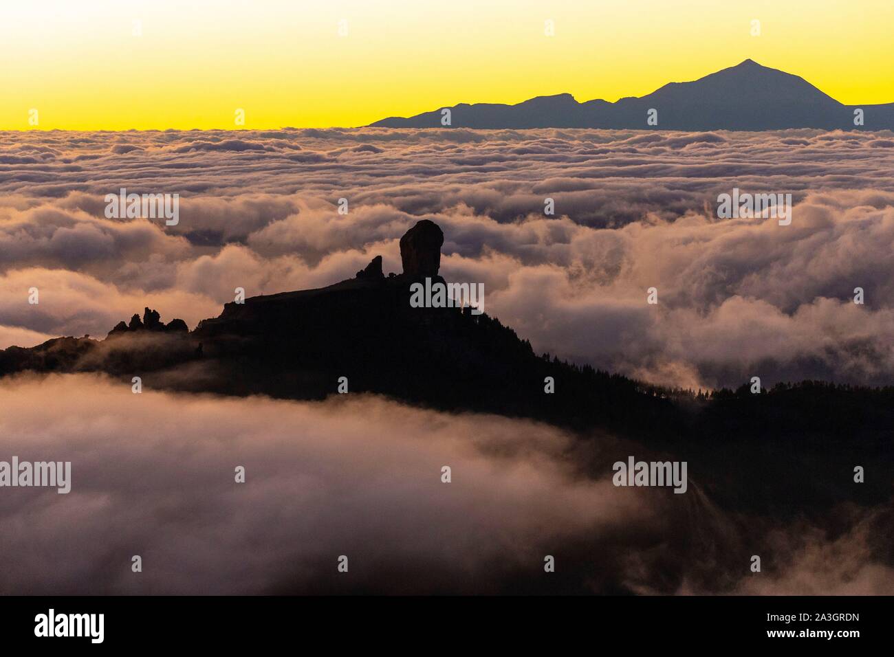 Spagna isole canarie Gran Canaria Island, el el Roque Nublo è un monolito di basalto di alta 80 m e che culmina a 1813 m, con sullo sfondo la vetta del Teide sull isola di Tenerife Foto Stock