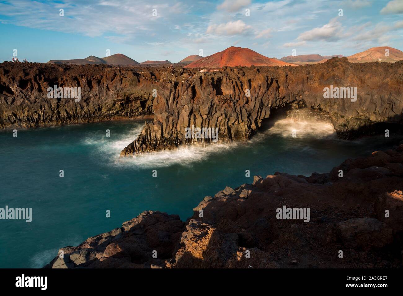 Spagna Isole Canarie, Lanzarote Island, lava calette di Los Hervideros Foto Stock