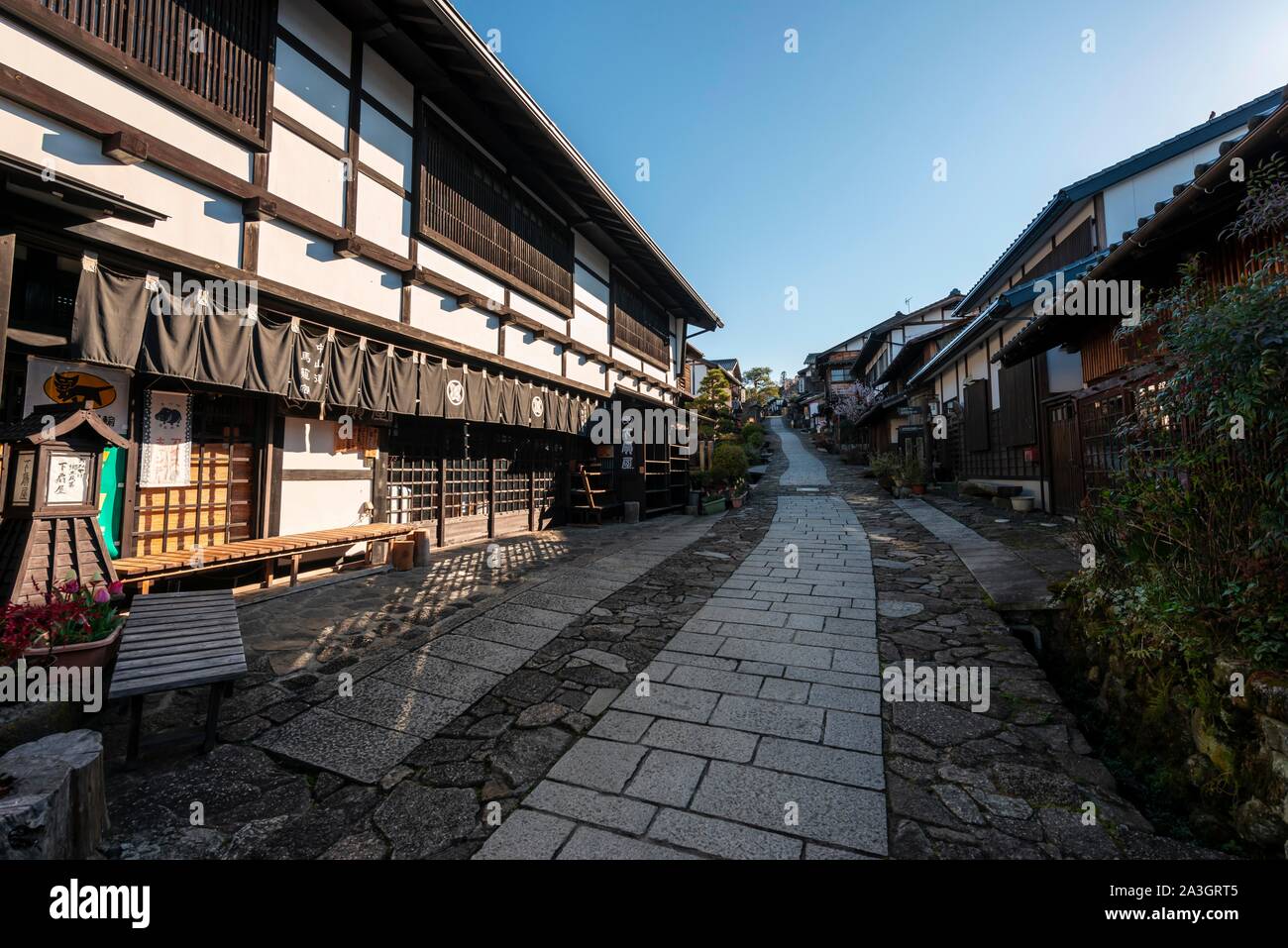 Villaggio storico su Nakasendo street, case tradizionali, Magome-juku, Magome, Kiso Valley, Giappone Foto Stock