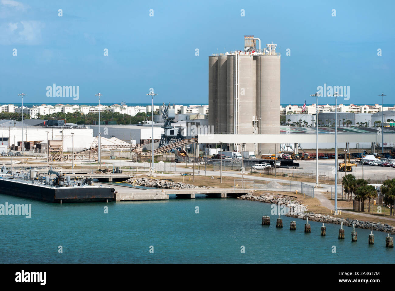Il punto di vista industriale di Port Canaveral con Cape Canaveral città in uno sfondo (Florida). Foto Stock