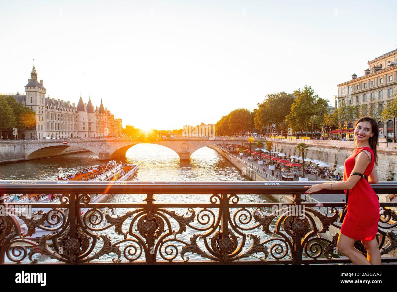Francia, Parigi, zona elencata come patrimonio mondiale dall UNESCO, il ponte di Arcole, giovane donna turistica Foto Stock