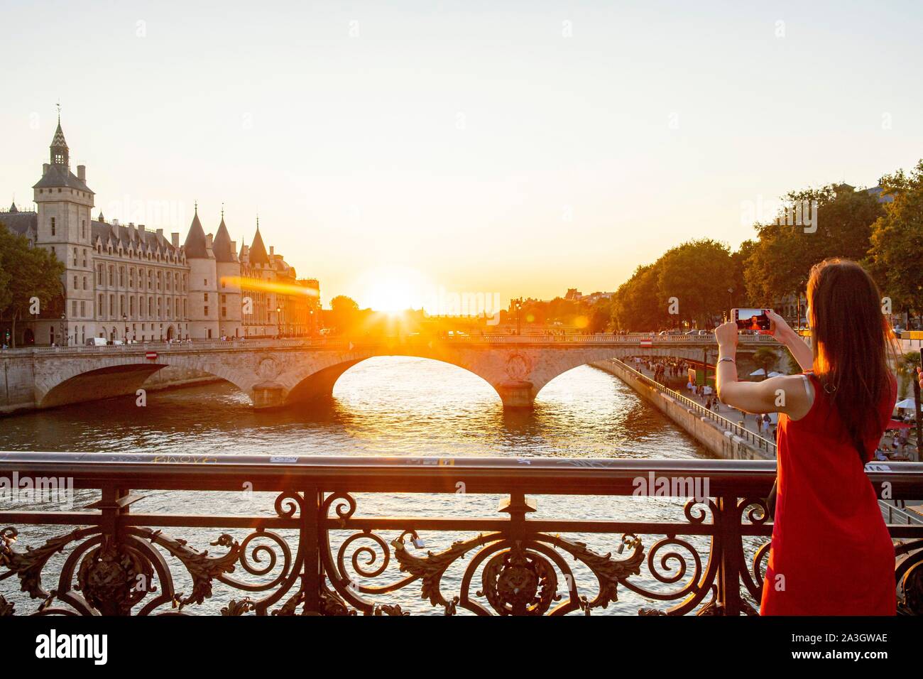 Francia, Parigi, zona elencata come patrimonio mondiale dall UNESCO, il ponte di Arcole, giovane donna turistica Foto Stock