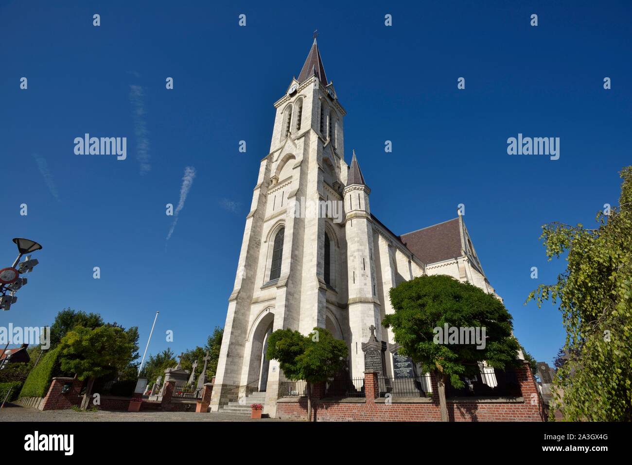 Francia, Nord, Bouvines, Saint Pierre chiesa di stile gotico del XIII secolo e costruita tra il 1880 e il 1885, piazza della chiesa Foto Stock