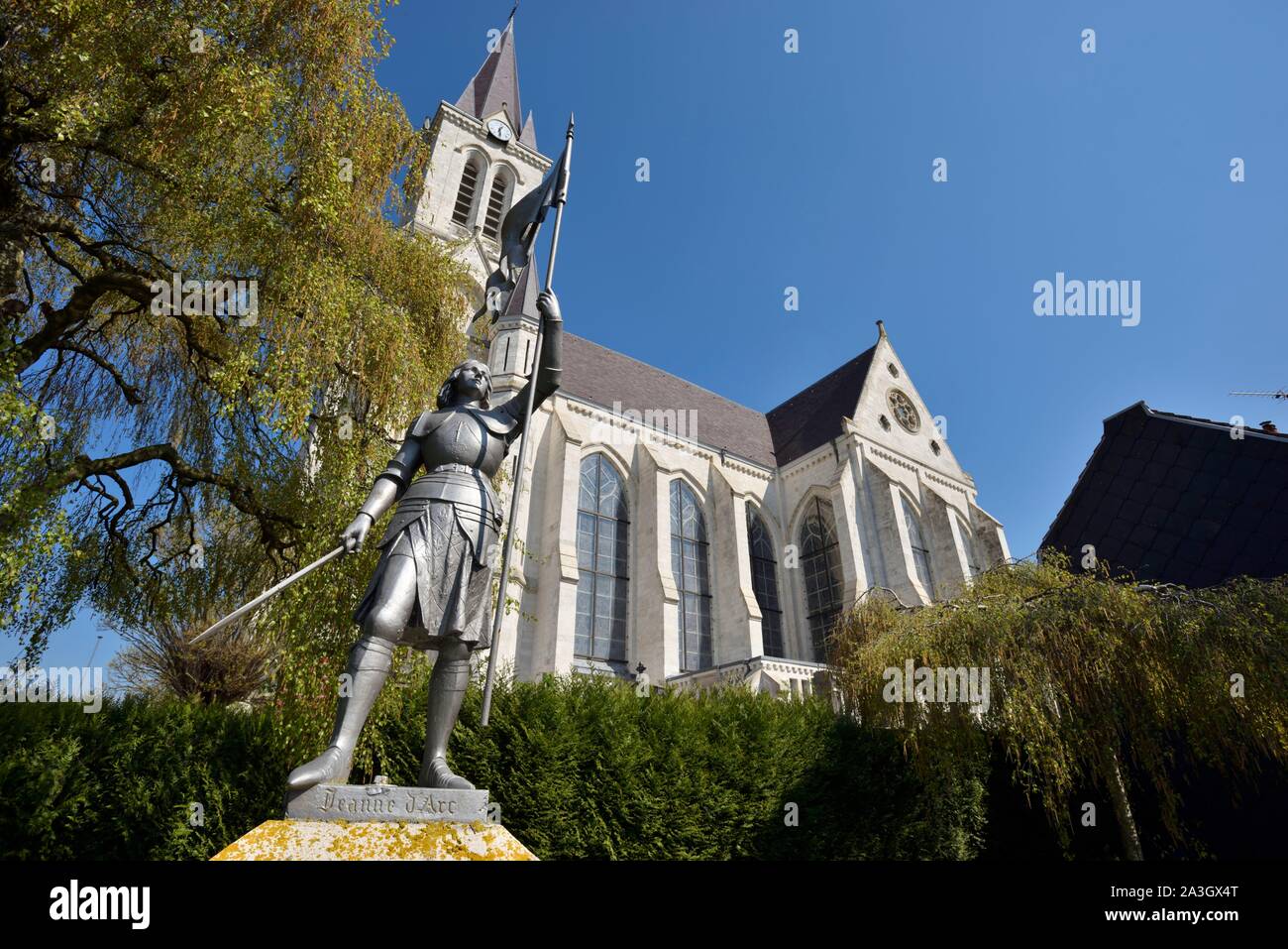 Francia, Nord, Bouvines, Statua di Giovanna d'arco di fronte al Saint Pierre chiesa di stile gotico del XIII secolo e costruita tra il 1880 e il 1885 Foto Stock