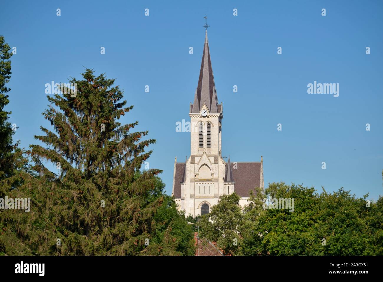 Francia, Nord, Bouvines, Saint Pierre chiesa di stile gotico del XIII secolo e costruita tra il 1880 e il 1885 Foto Stock