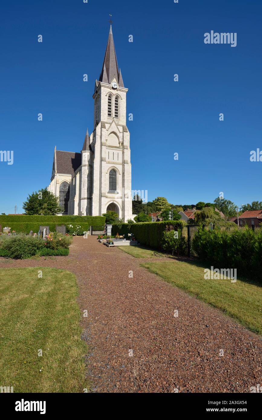 Francia, Nord, Bouvines, Saint Pierre chiesa di stile gotico del XIII secolo e costruita tra il 1880 e il 1885, uno dei vicoli del cimitero Foto Stock