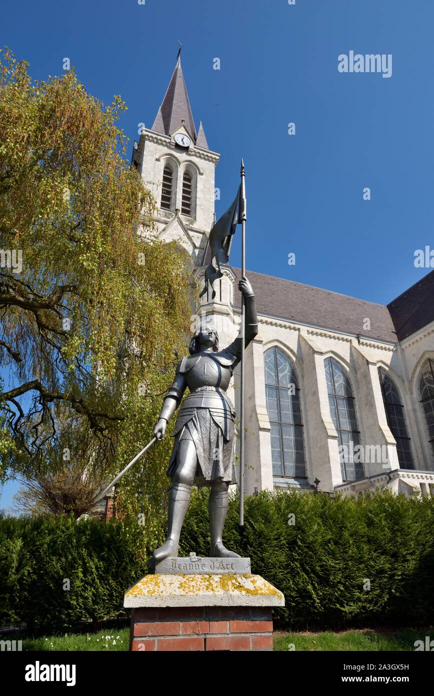 Francia, Nord, Bouvines, Statua di Giovanna d'arco di fronte al Saint Pierre chiesa di stile gotico del XIII secolo e costruita tra il 1880 e il 1885 Foto Stock