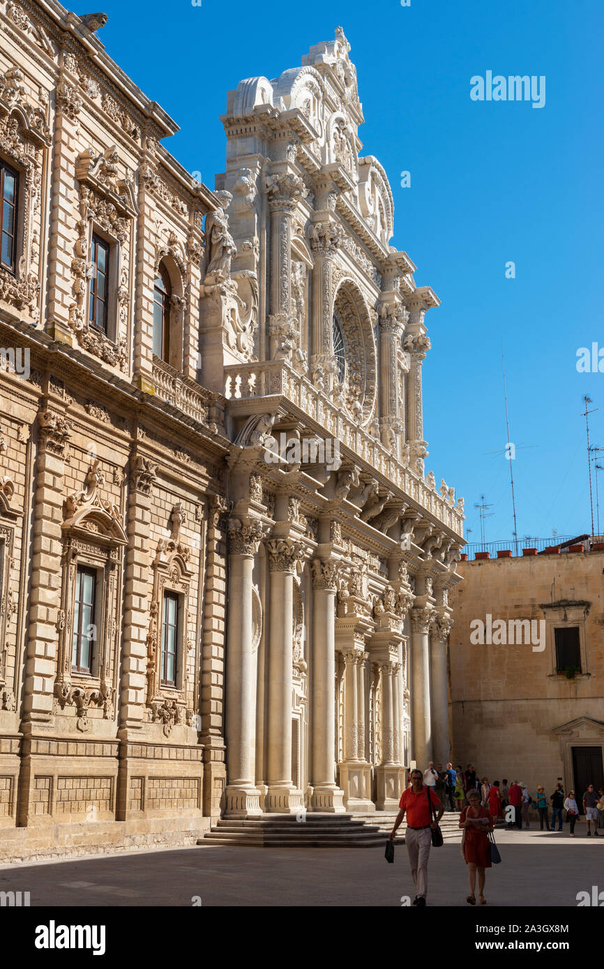 Il Palazzo del Governo e la Basilica di Santa Croce (Chiesa di Santa Croce in Via Umberto I a Lecce, Puglia (Puglia) nel Sud Italia Foto Stock