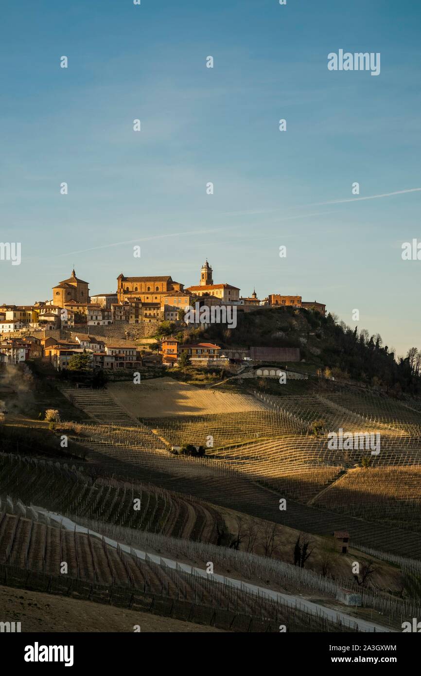 L'Italia, Piemonte, Provincia di Cuneo, il vino delle Langhe Regione, elencati come patrimonio mondiale dall' UNESCO, il villaggio di La Morra Foto Stock