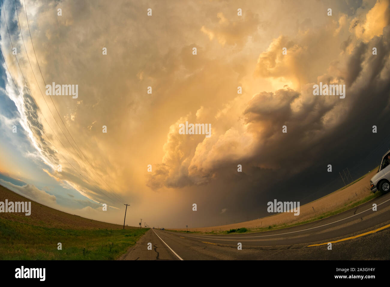 Vista fisheye del Great Plains supercell temporale al di sopra della strada nel nord del Texas Panhandle Foto Stock