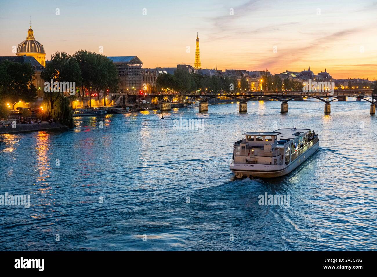 Francia, Parigi, zona elencata come patrimonio mondiale dall'UNESCO, una barca fly Foto Stock