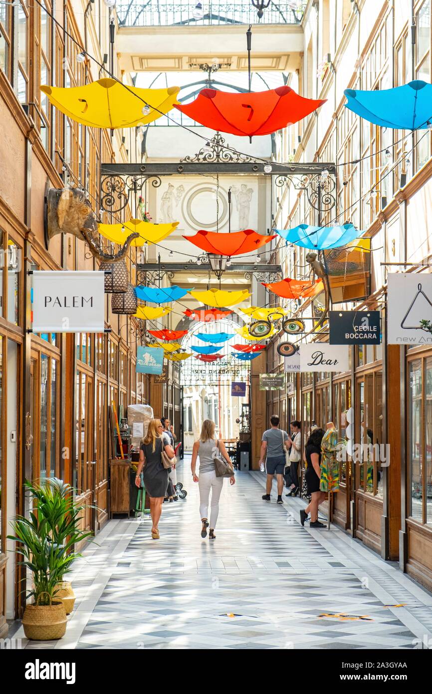 Francia, Parigi, passerella coperta del Grand Cerf, la tempesta ombrelloni della Nuova Zelanda Glasscove boutique, smussata Foto Stock