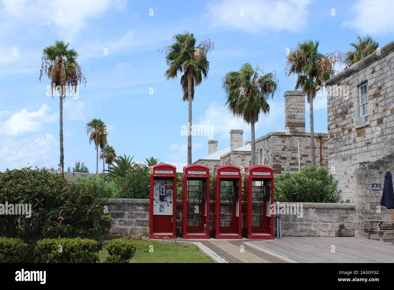Tradizionale britannica cabine telefoniche presso il Royal Naval Dockyard, Bermuda Foto Stock