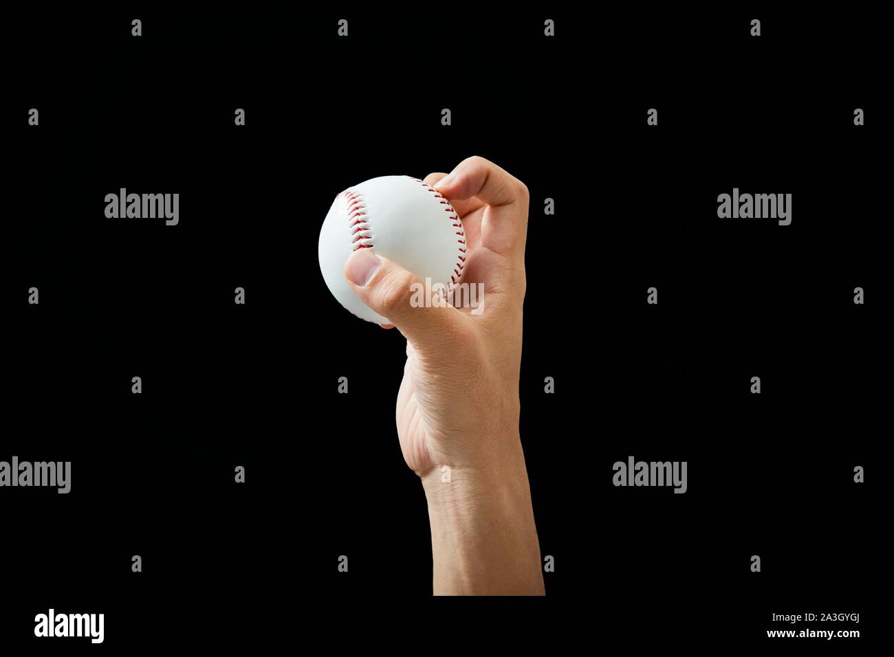 Maschio lato tenendo palla da baseball Foto Stock